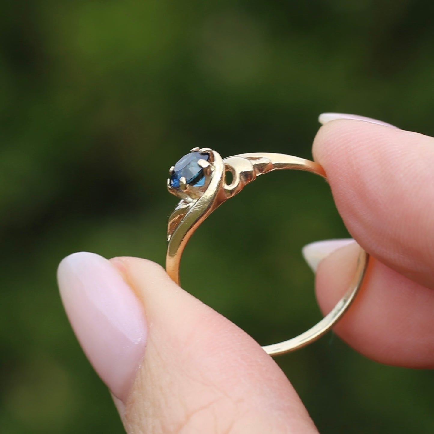 Peacock Parti Sapphire Ring, 9ct Yellow Gold, size 10 or U