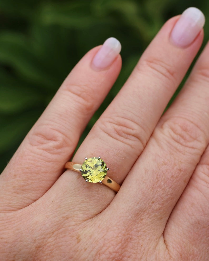 Breathtaking 2.59ct Natural Greenish Yellow Sapphire in Vintage 6 claw Mixed Metal 14ct Gold, 14ct White and Yellow Gold, size O or just over 7, 3.61g, with valuation