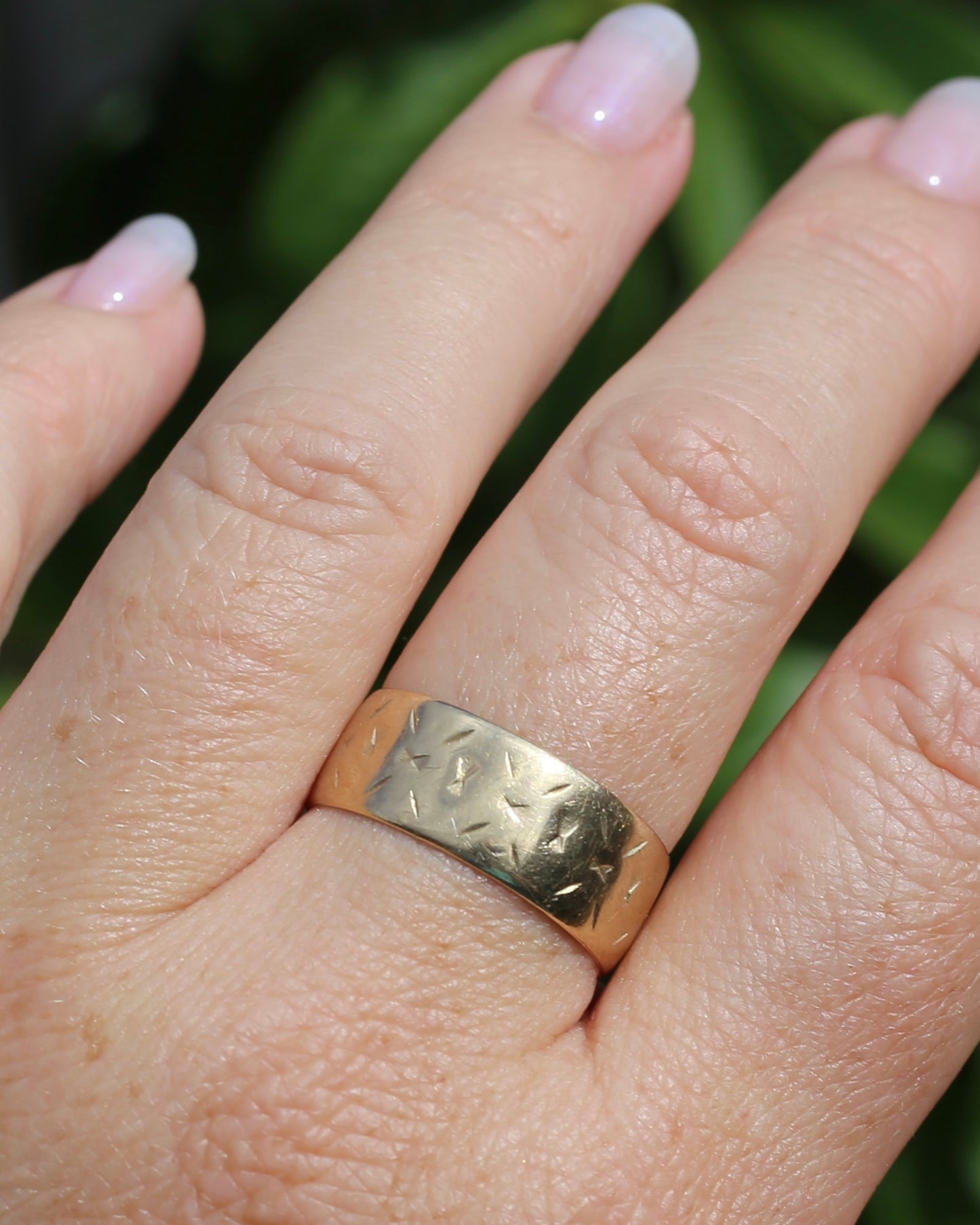 1977 London Made Wide Band with Diamond Cut Pattern, 9ct Yellow Gold, size W or 11 (fits more like a U-U1/2 due to width, 4.75g