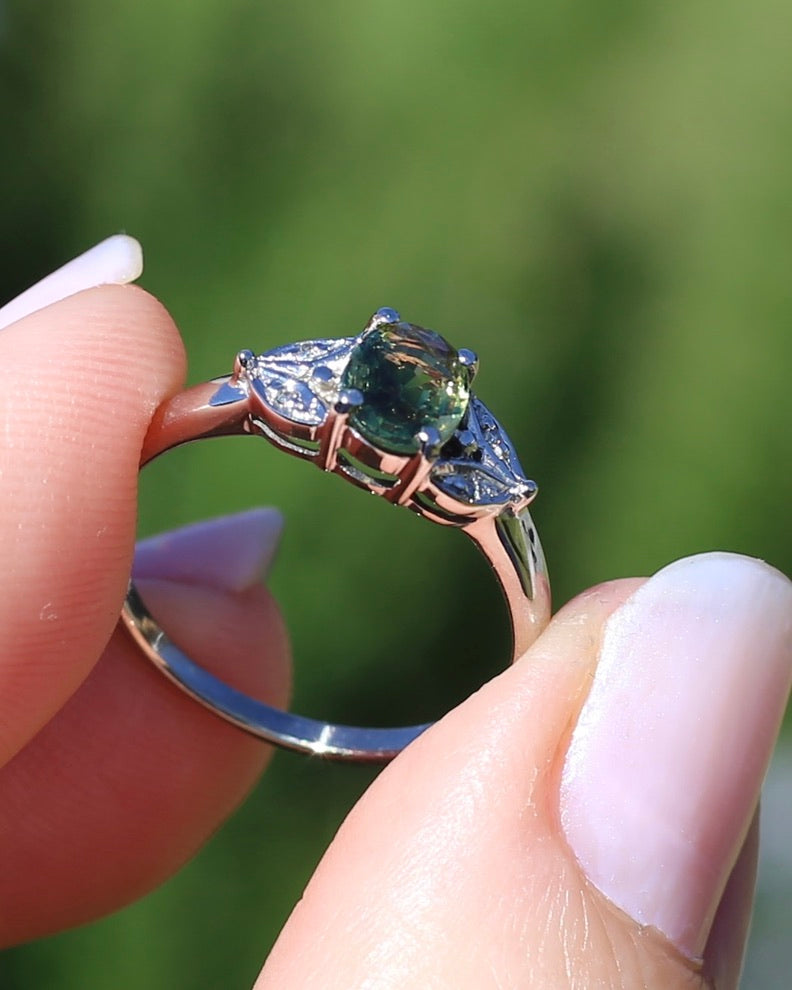 0.8ct Parti Sapphire and Single Cut Diamond Ring, 9ct White Gold, size N or just over 6.5, 2.00g