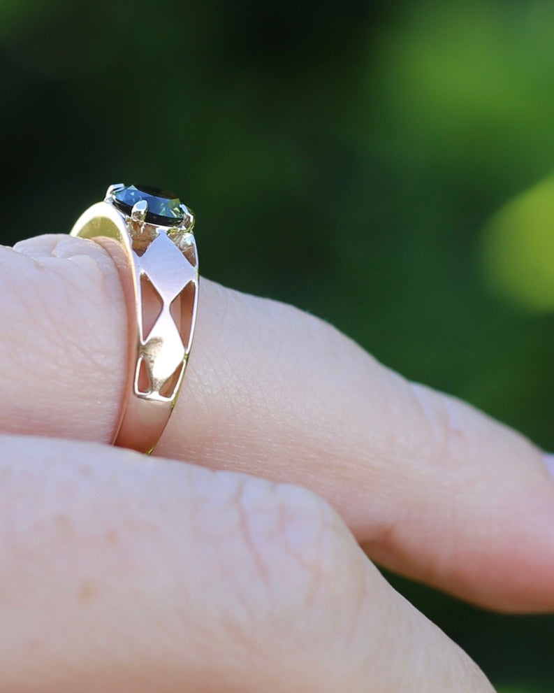 1ct Natural Teal Australian Sapphire in Hand Carved 14ct Rosey Gold Ring, size M or 6.25, 3.14g