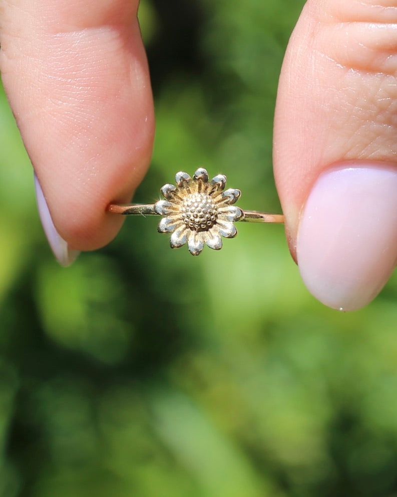 Dainty Sunflower Ring in 9ct Yellow Gold, size N1/2 or 7, 1.04g