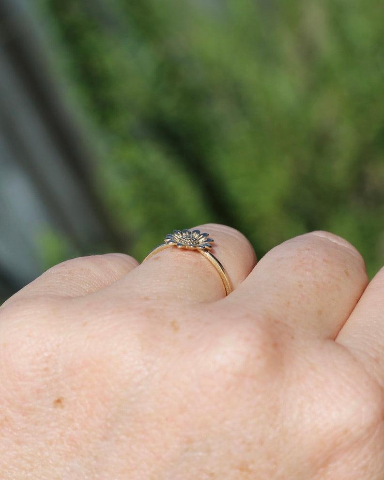 Dainty Sunflower Ring in 9ct Yellow Gold, size N1/2 or 7, 1.04g