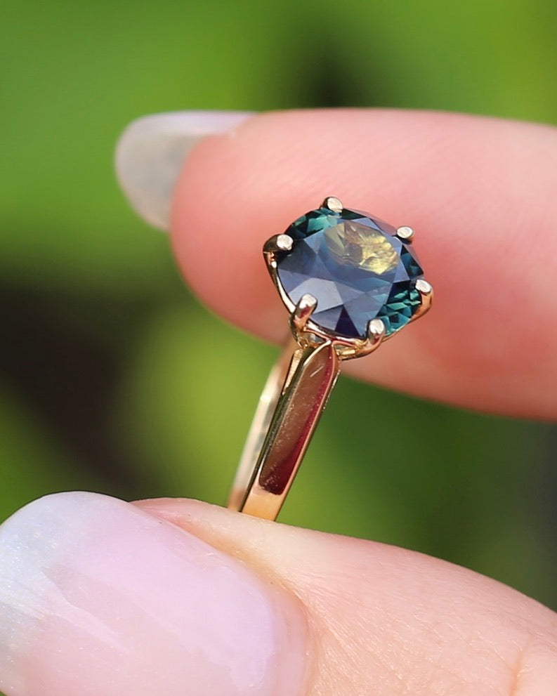 Vintage 2.44ct Blue Parti Ring, 14ct Yellow Gold, size O or 7.25, 2.49g with valuation