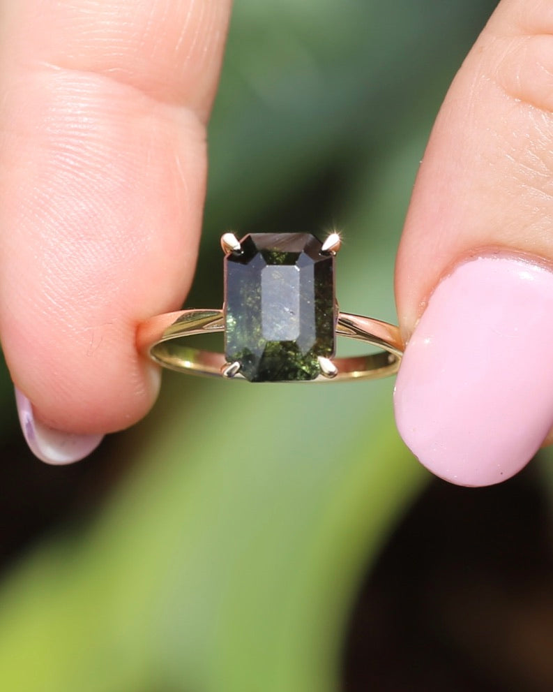 Unique Emerald Cut Ludwigite Peridot Ring, 4 claw, 9ct Yellow Gold, size O or 7.25, 2.87g