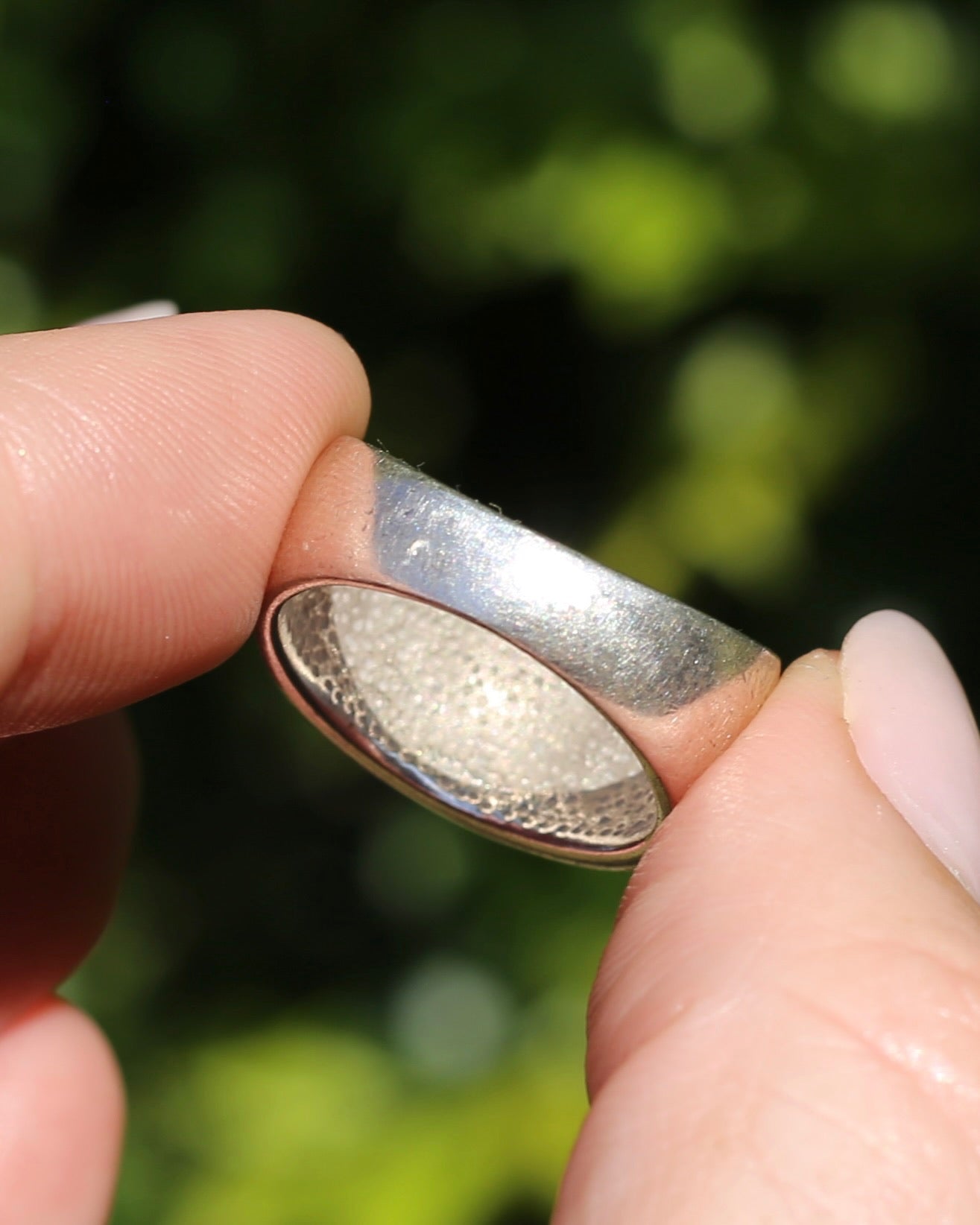 Mother of Pearl Inlaid Mermaid Scale Silver Ring, 8.8g, size P1/2 or 7.75