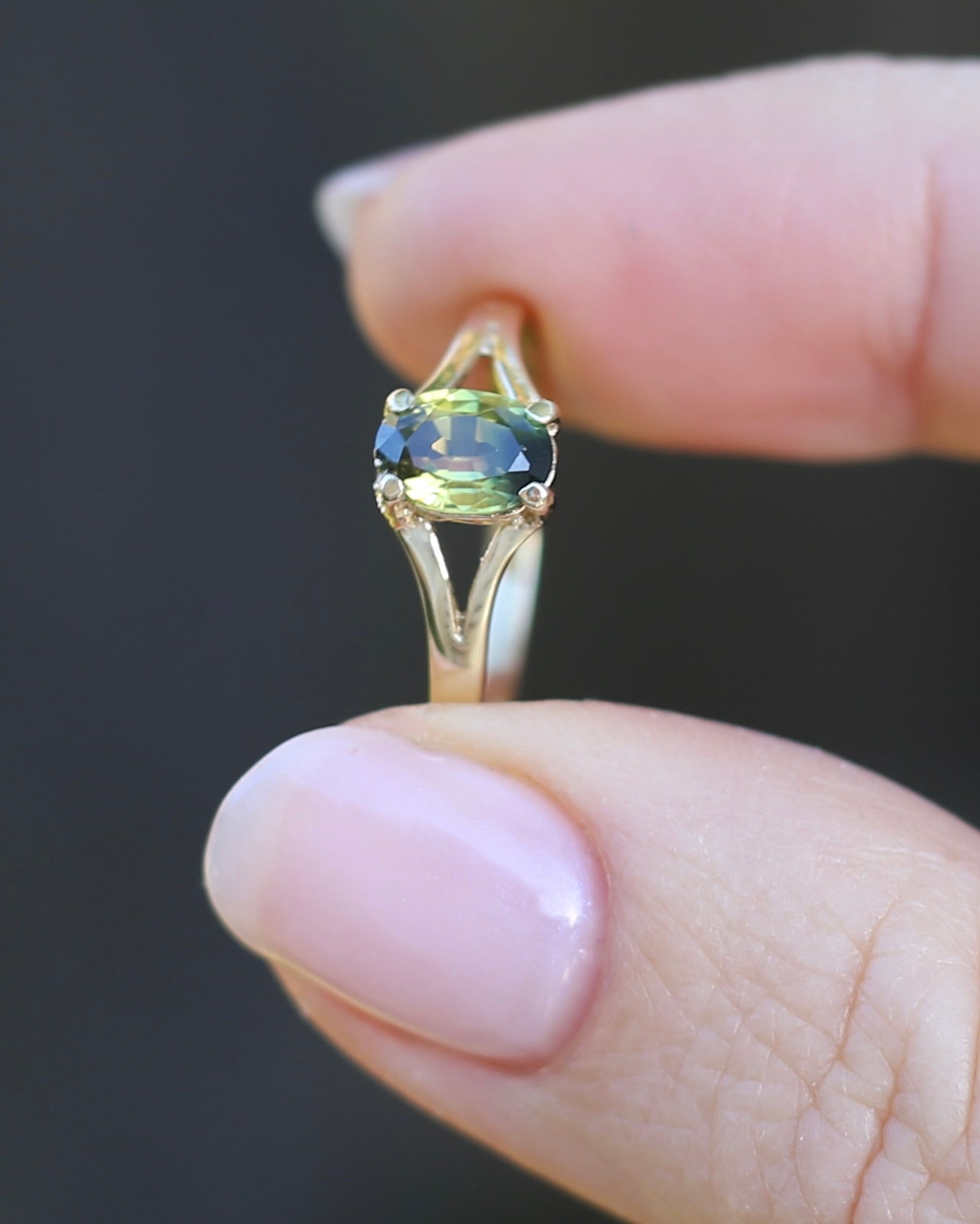 1.15ct Oval Parti Sapphire Split Shoulder Solitarie Ring, 9ct Yellow Gold, size O1/2 or 7.5, 1.59g