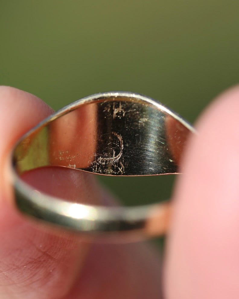 1984 Made Hand Carved Welsh Feather Signet Ring, 9ct Yellow Gold, size Q or just over 8, 2.45g