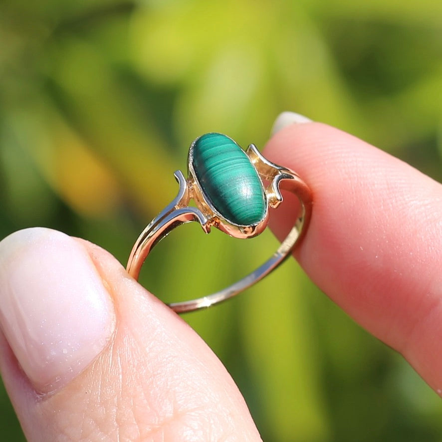 Oval malachite Ring, 9ct YG, size 8 or Q