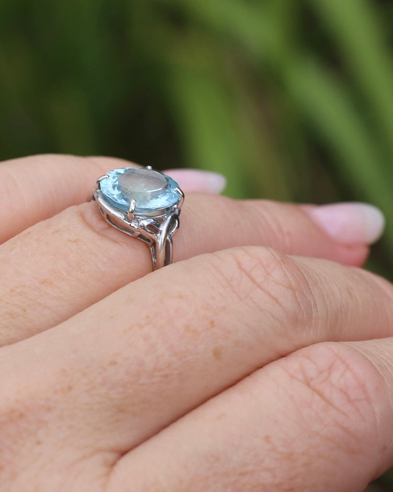 3.2ct Oval Natural Aquamarine in Celtic Inspired 18ct White Gold Ring, size L1/2 or 6, 3.11g