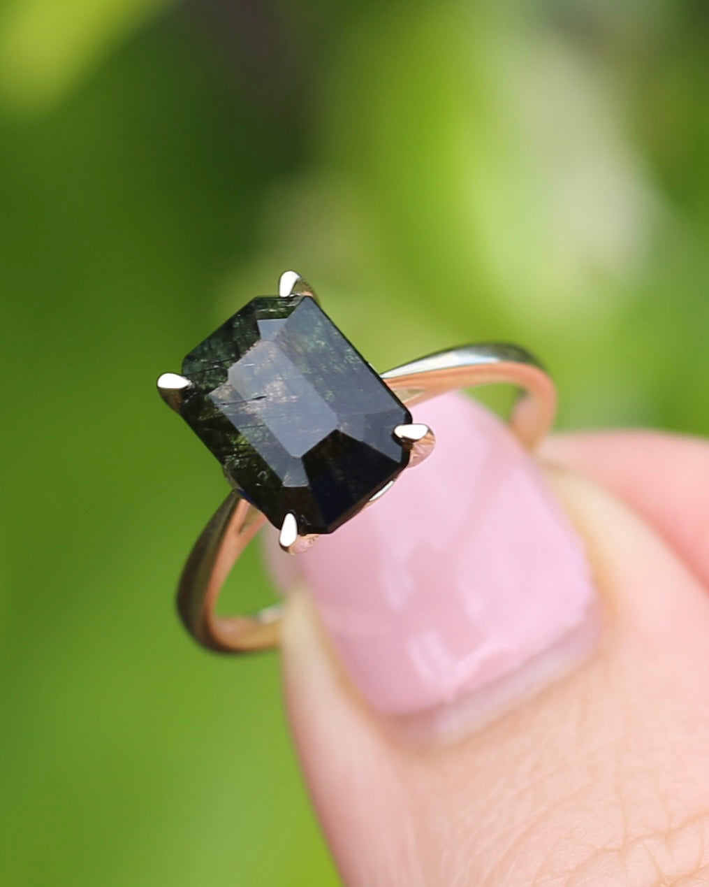 Unique Emerald Cut Ludwigite Peridot Ring, 4 claw, 9ct Yellow Gold, size O or 7.25, 2.87g