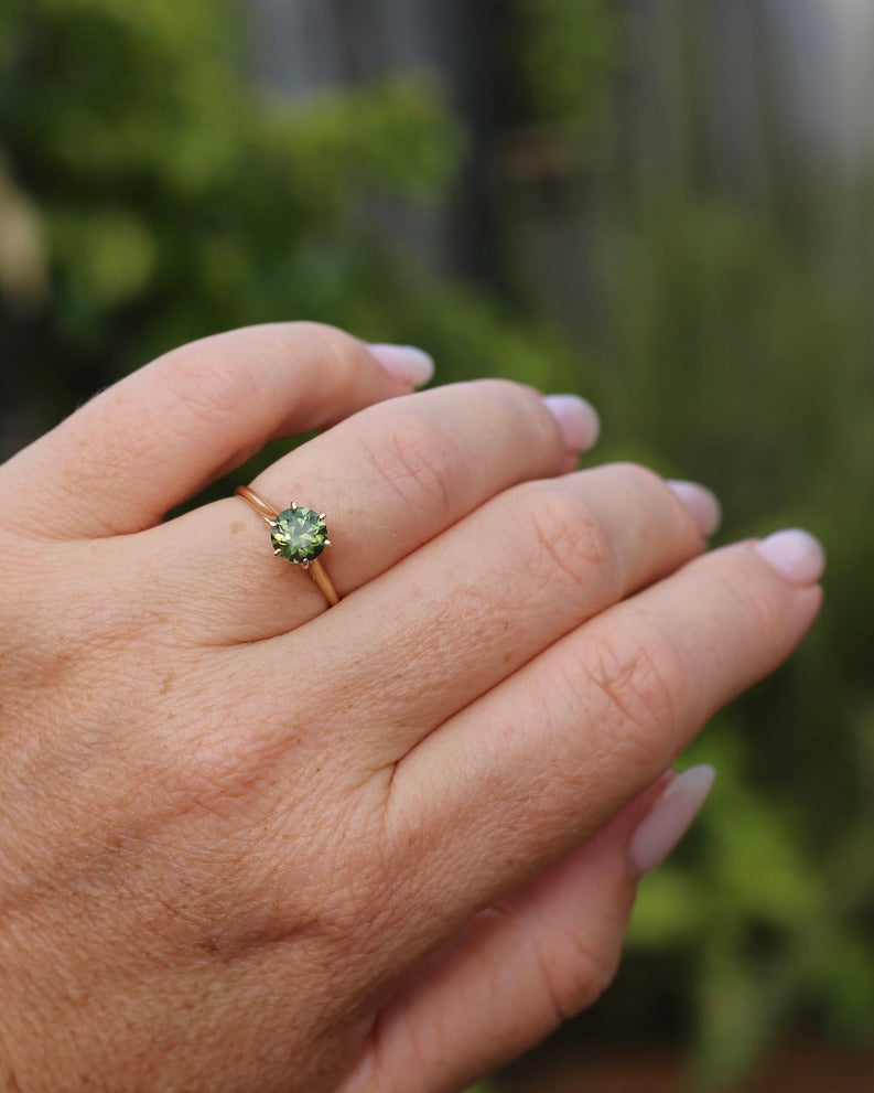 1.38ct Deep Yellowish Green Sapphire 6 Claw Ring, 14ct Yellow Gold, size 7 or just under O, 1.62g, with valuation