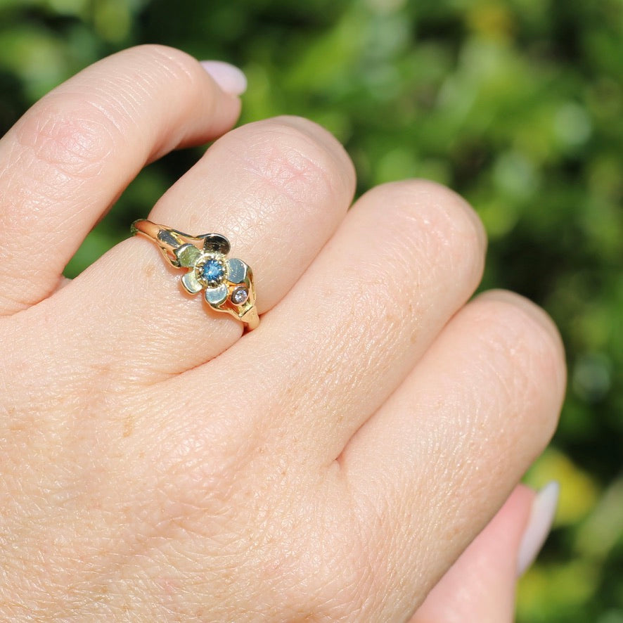 Unique Parti Sapphire and Diamond Flower Ring, 18ct Yellow Gold, size N or just over 6.5