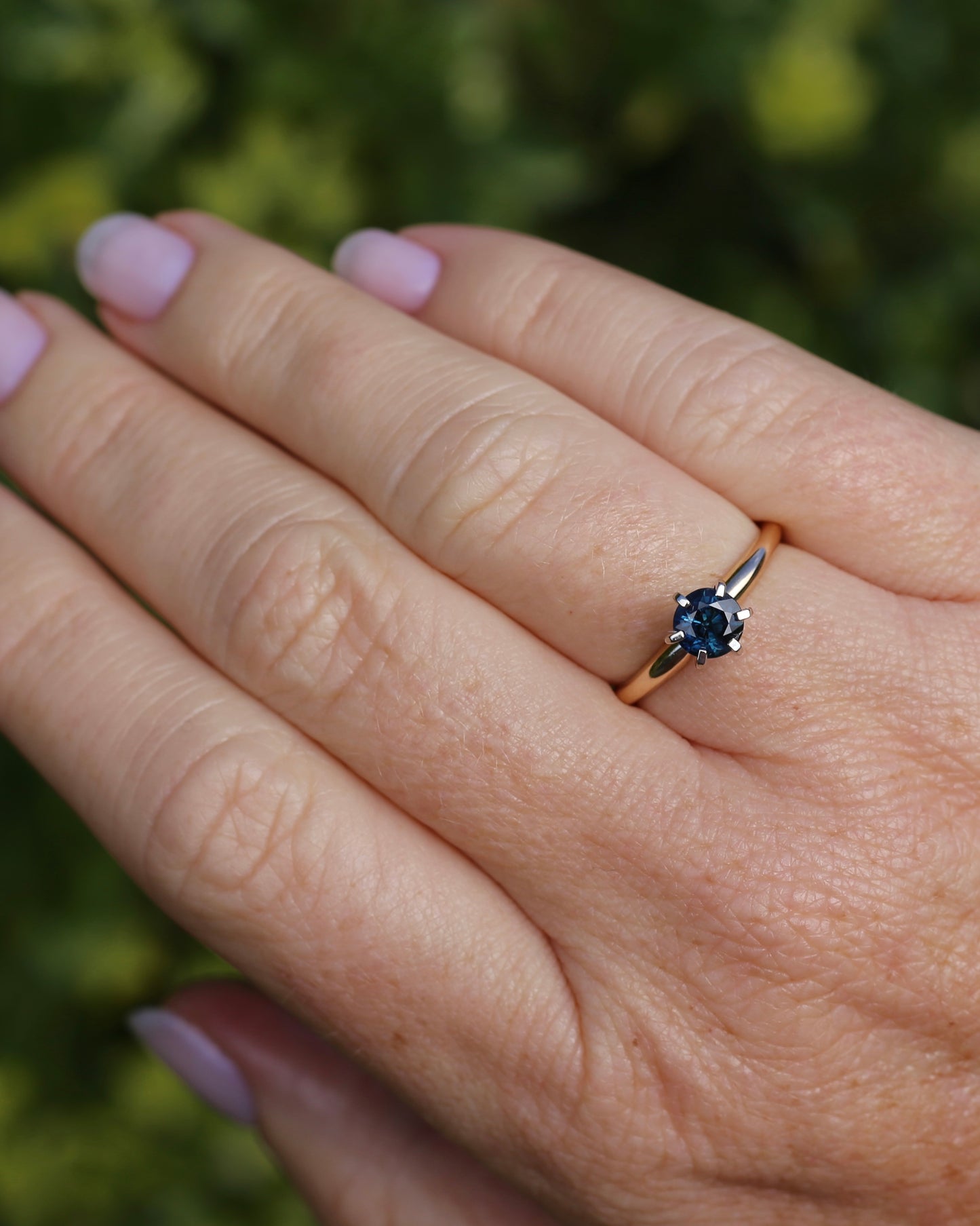 0.8ct Natural Teal Blue Sapphire in 14ct 6 Claw White Gold Setting on 14ct Yellow Gold Band, size N1/2 or just under 7, 2.51g