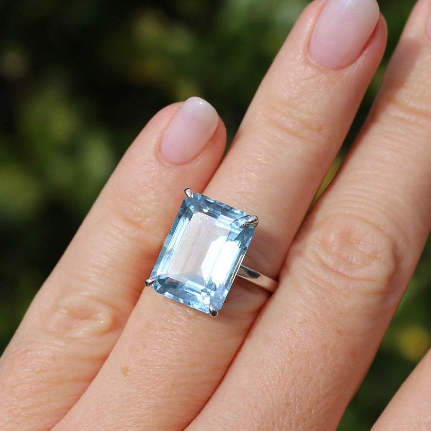 Stunning 15.41ct Emerald Cut Blue Topaz in 14ct White Gold Ring, size L or 5.5