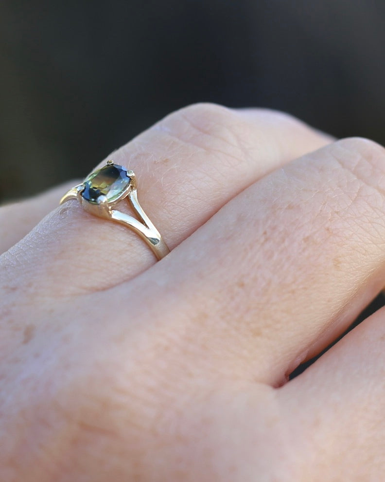 1.15ct Oval Parti Sapphire Split Shoulder Solitarie Ring, 9ct Yellow Gold, size O1/2 or 7.5, 1.59g