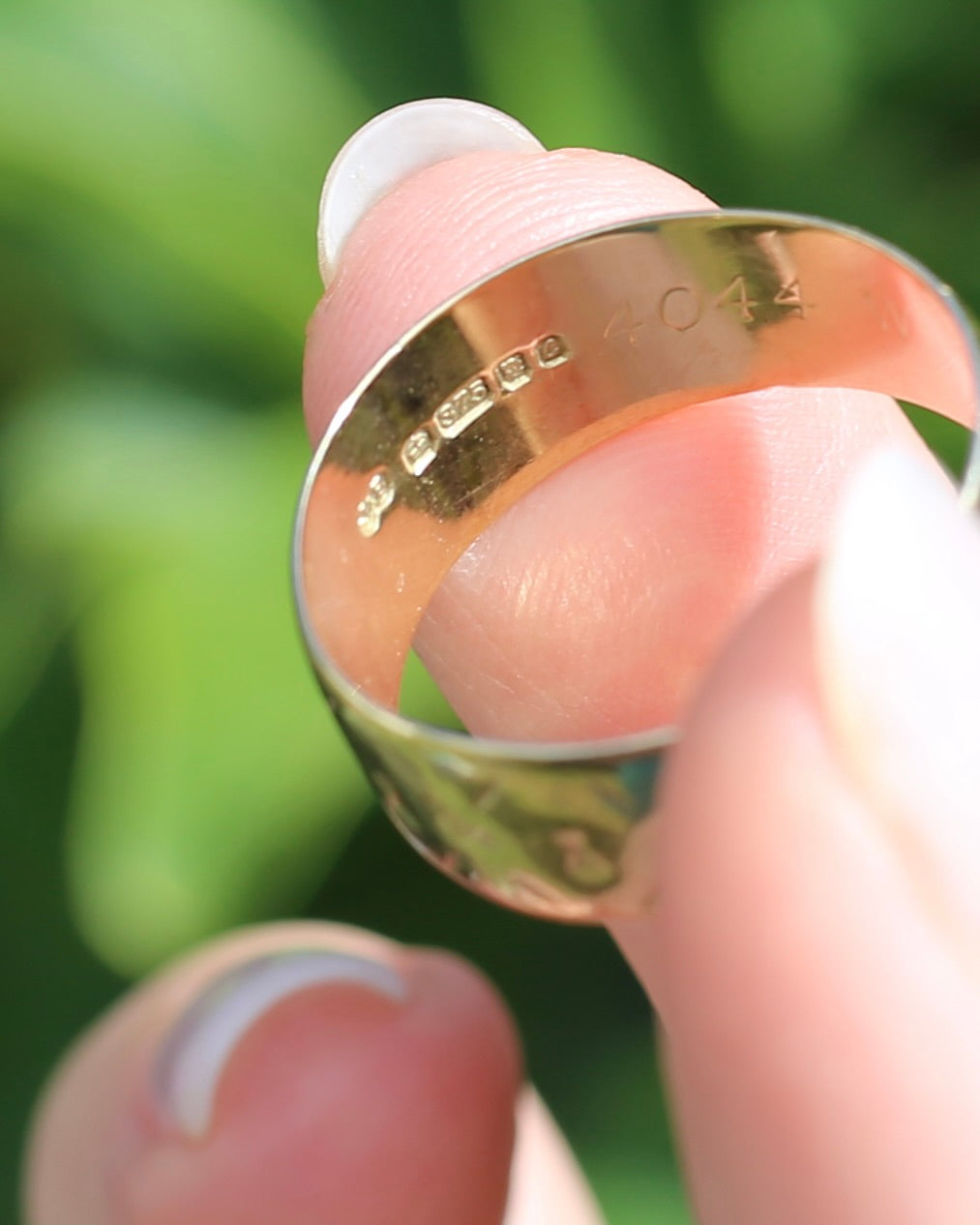 1977 London Made Wide Band with Diamond Cut Pattern, 9ct Yellow Gold, size W or 11 (fits more like a U-U1/2 due to width, 4.75g
