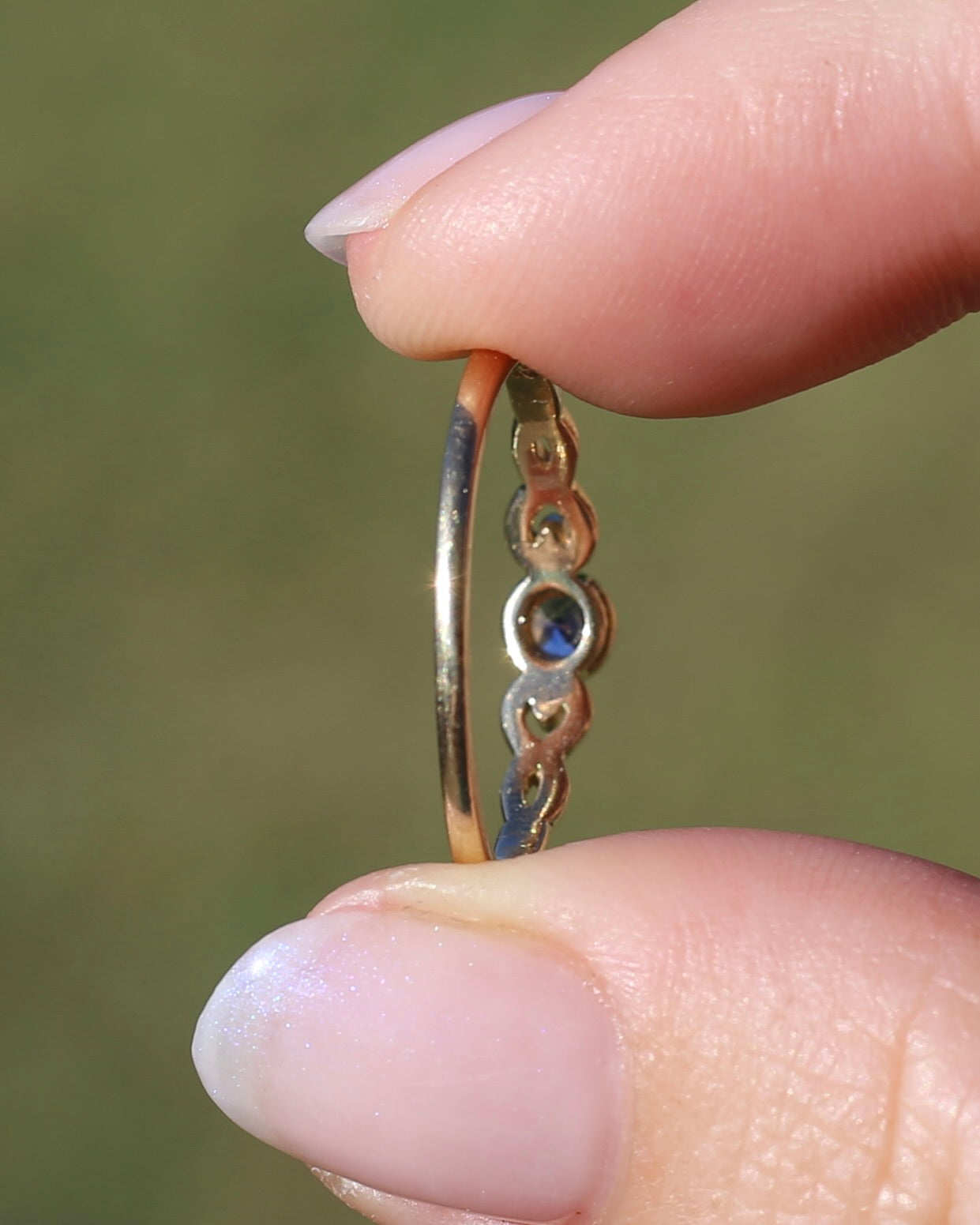 Bezel Set Bright Blue Sapphire Ring with Twisted Rope Shoulder Details, size 9.5 or just over S1/2, 1.76g