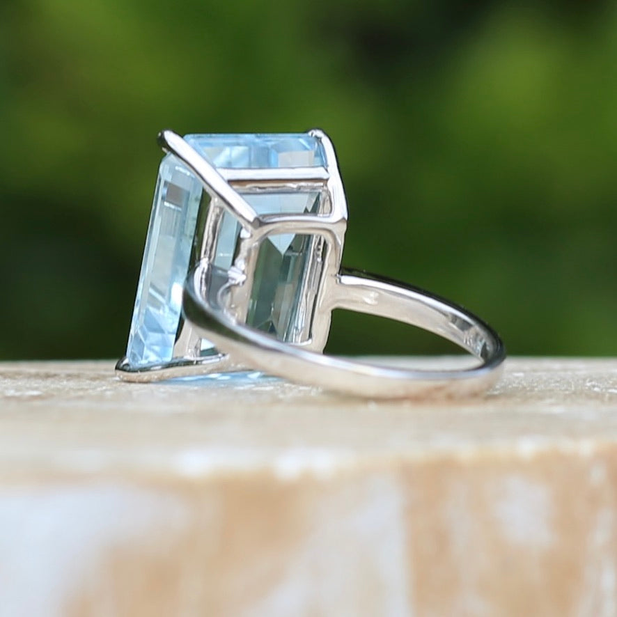 Stunning 15.41ct Emerald Cut Blue Topaz in 14ct White Gold Ring, size L or 5.5