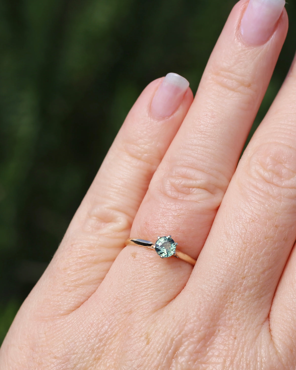 0.75ct Seafoam Parti Sapphire Solitaire, 9ct Yellow Gold, size M1/2 or just over 6.25, 1.24g