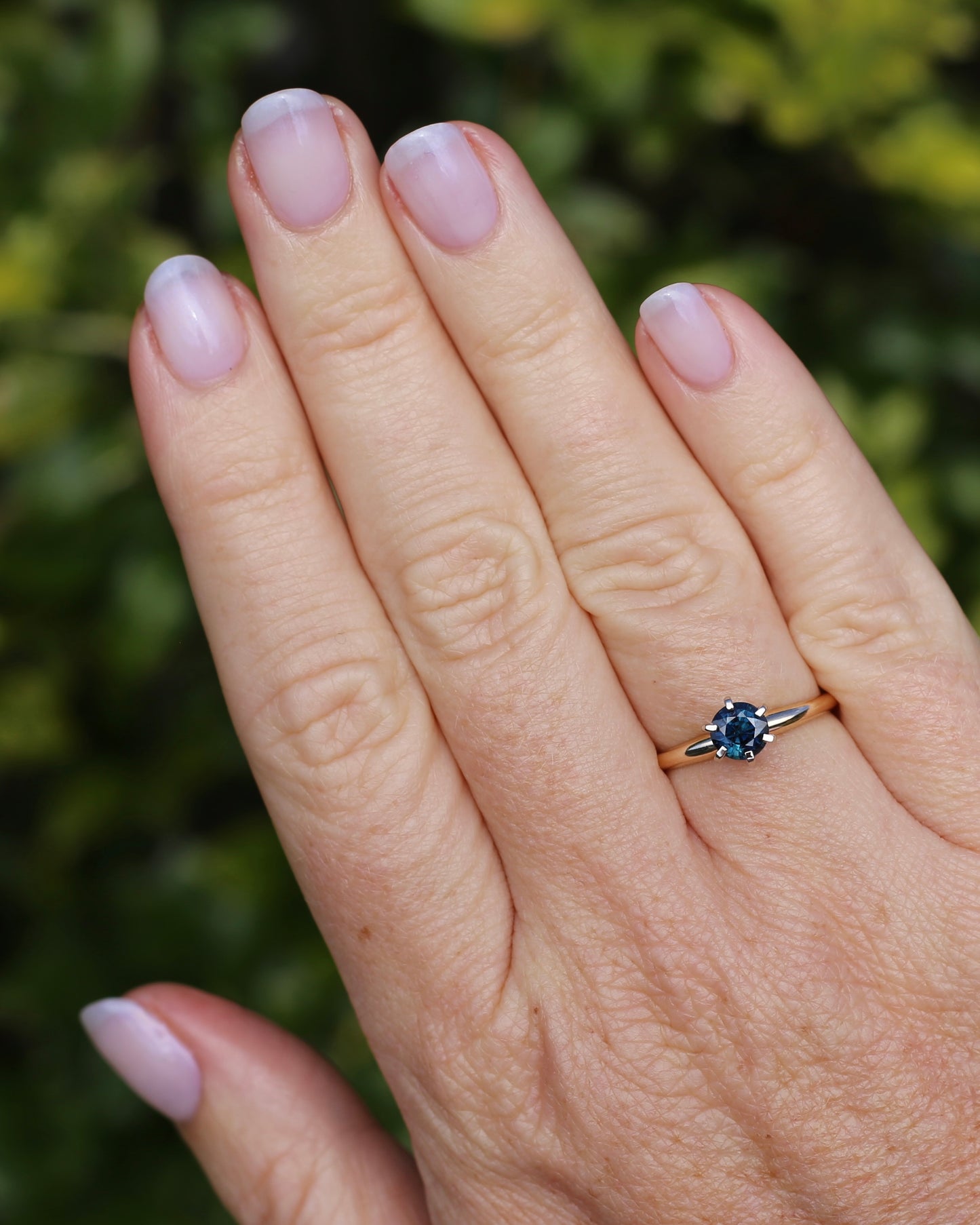 0.8ct Natural Teal Blue Sapphire in 14ct 6 Claw White Gold Setting on 14ct Yellow Gold Band, size N1/2 or just under 7, 2.51g