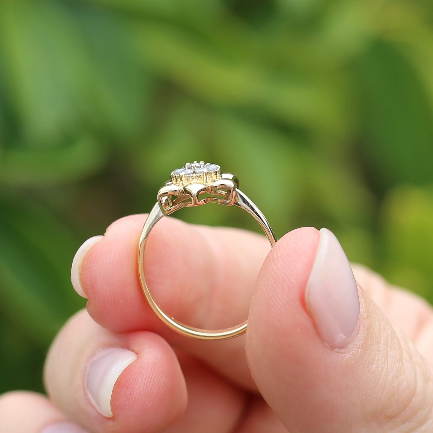 18ct Gold Flower with Diamond Stamens, 18ct Yellow Gold, size O or just over 7