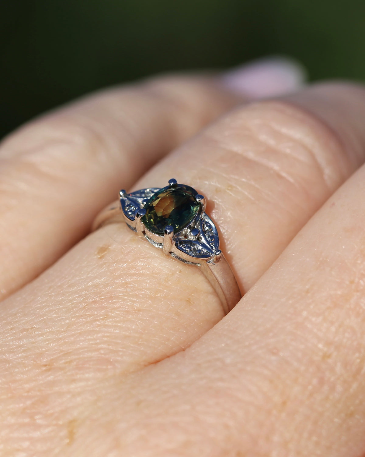 0.8ct Parti Sapphire and Single Cut Diamond Ring, 9ct White Gold, size N or just over 6.5, 2.00g