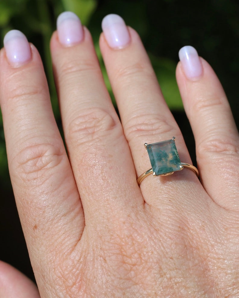 3.7ct Emerald Cut Moss Agate Ring, 9ct Yellow Gold, size Q1/2 or 8.25, 3.0g