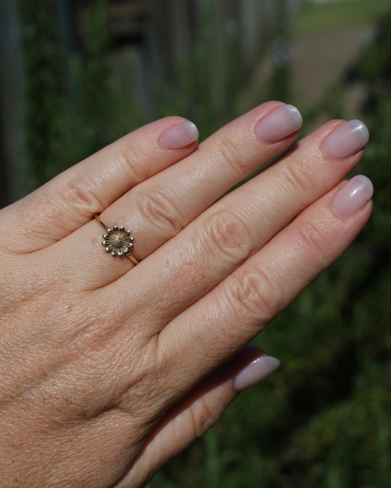 Dainty Sunflower Ring in 9ct Yellow Gold, size N1/2 or 7, 1.04g