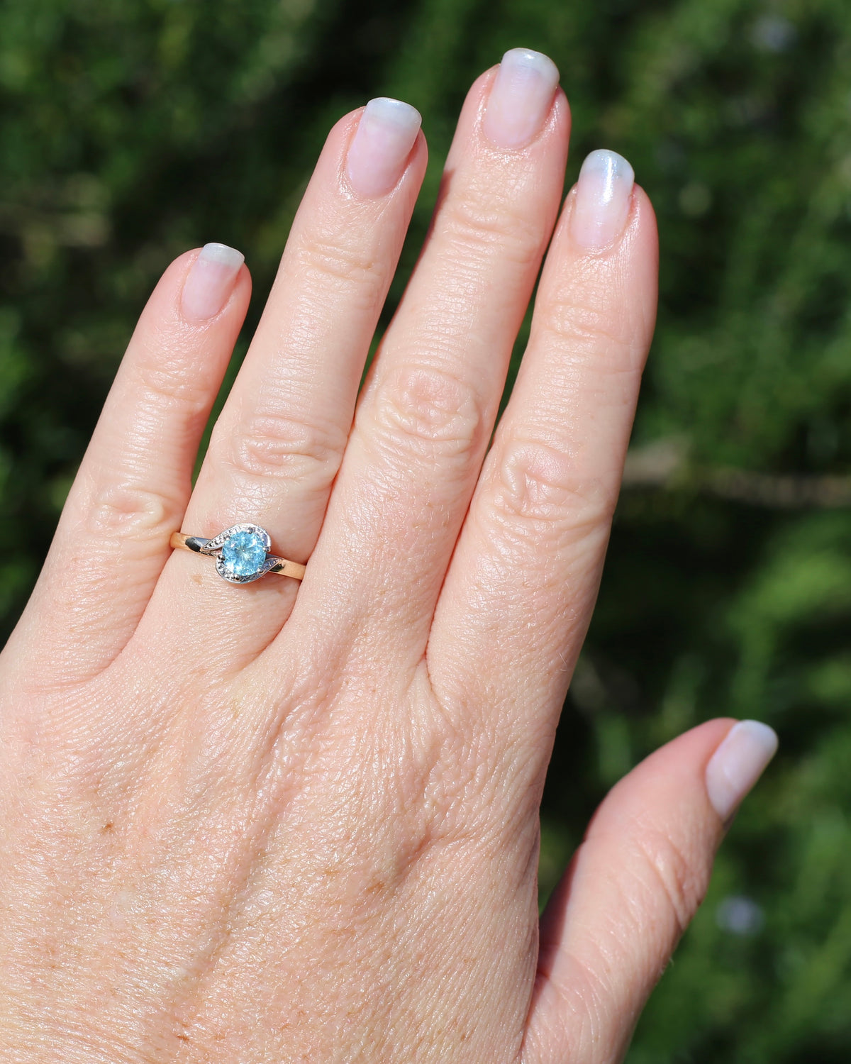 0.85ct Apatite Solitaire in Mixed Metal Solitaire, 9ct Yellow and White Gold, size 7.5 or just over O1/2, 2.1g