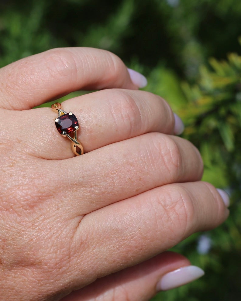 1.35ct Cushion Cut Deep Red Natural Spinel, 18ct Yellow Gold, size M1/2 or just under 6.5, 3.75g