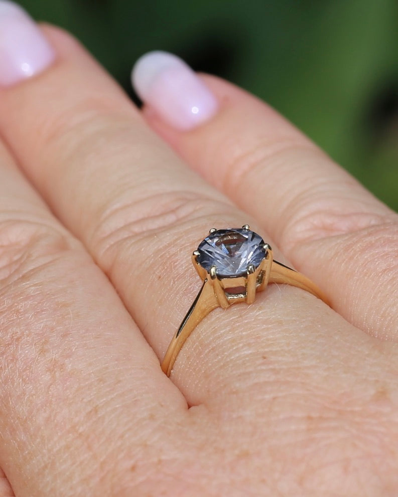 1.35 Lavender Grey Spinel Solitaire, 6 Claw setting, 9ct Yellow Gold, size 9.75 or just over T, 1.72g