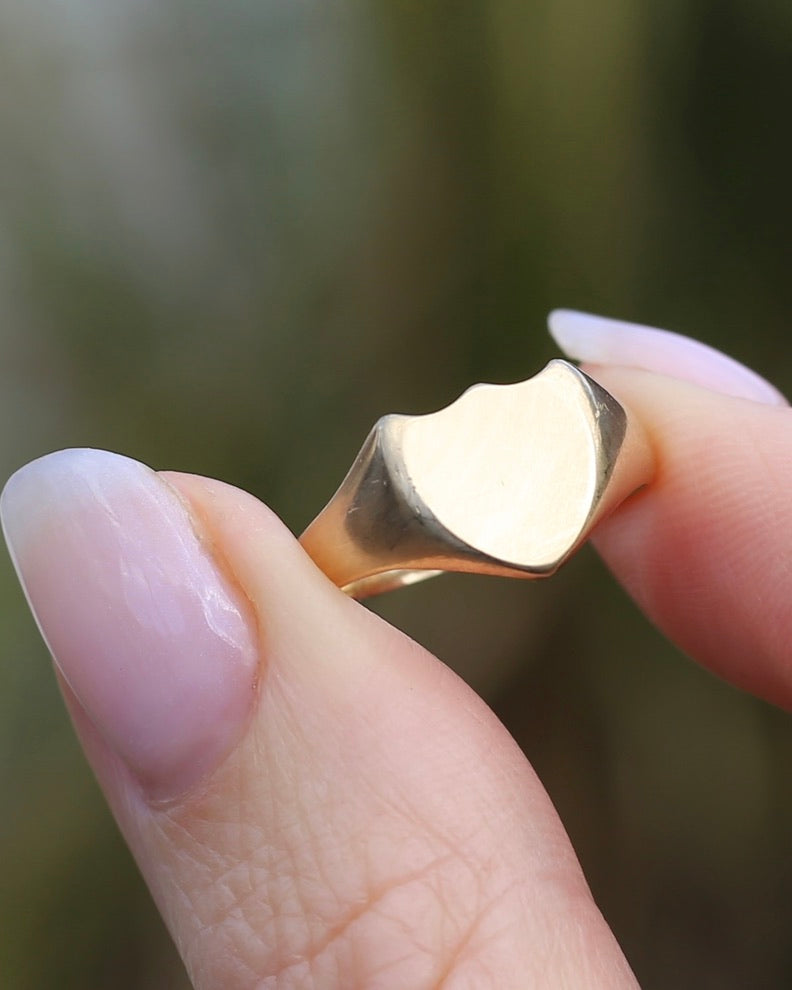 Vintique 15ct Shield Signet Ring, size L1/2 or just over 6, might feel half a size smaller due to width, 3.47g