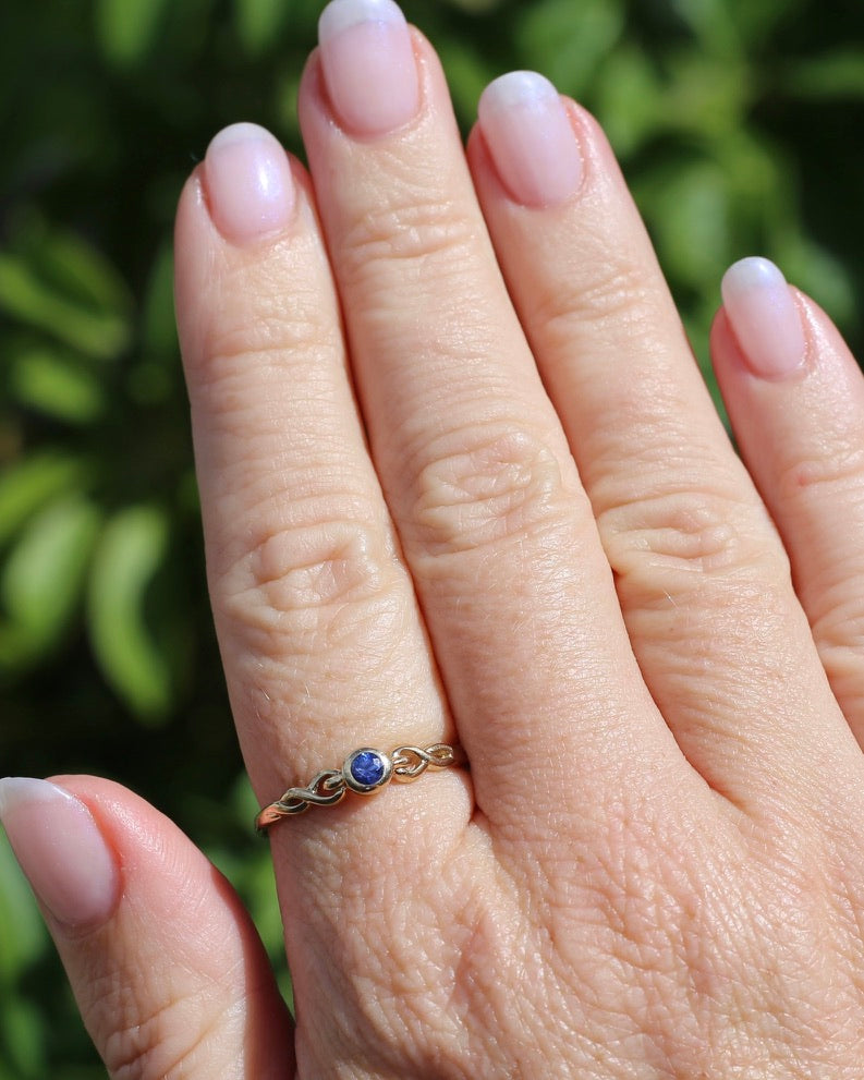 Bezel Set Bright Blue Sapphire Ring with Twisted Rope Shoulder Details, size 9.5 or just over S1/2, 1.76g