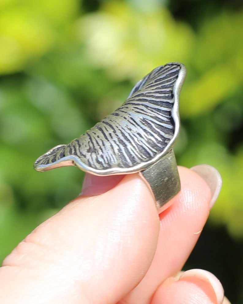 Large Petal Leaf Rustic With Dark Engraved Ridges, Sterling Silver, 8.5g, size M1/2 or 6.5 (fits smaller)