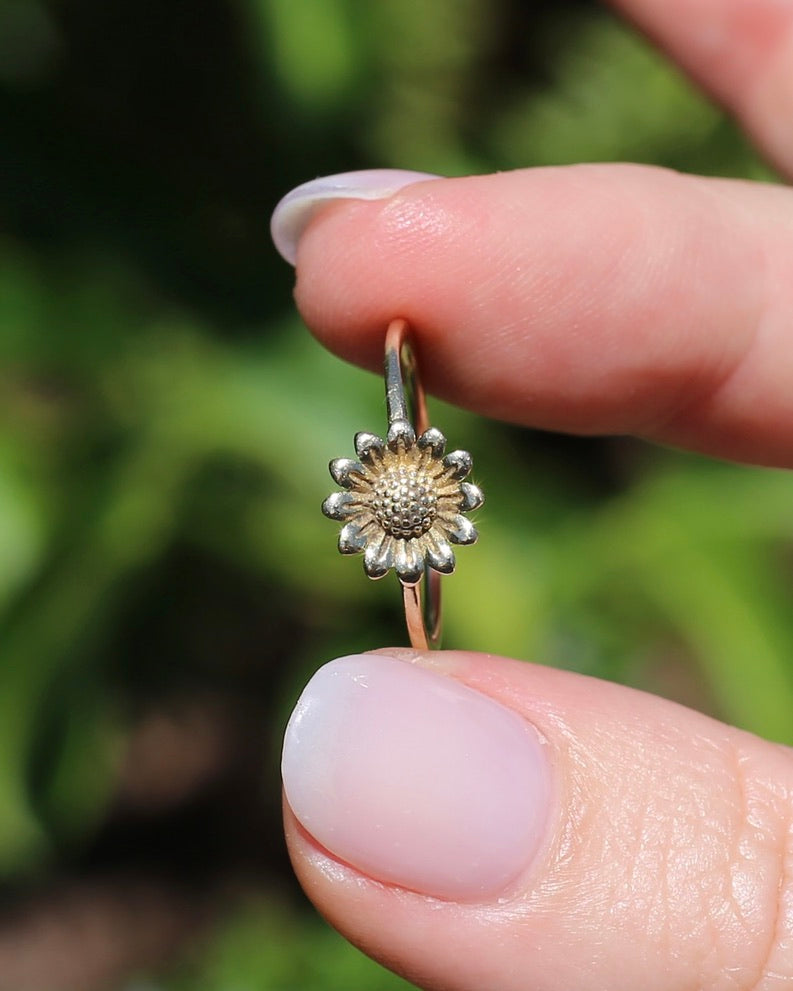 Dainty Sunflower Ring in 9ct Yellow Gold, size N1/2 or 7, 1.04g