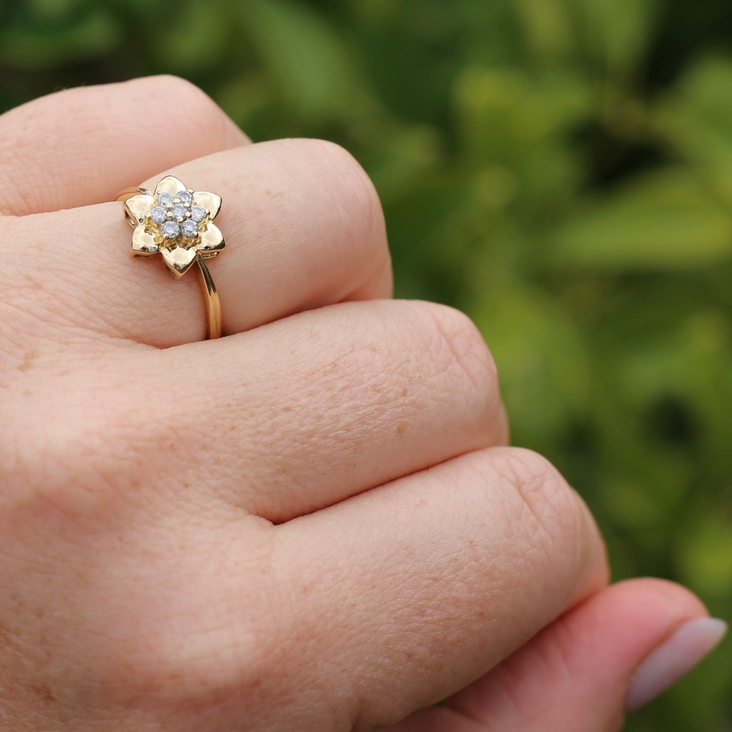 18ct Gold Flower with Diamond Stamens, 18ct Yellow Gold, size O or just over 7