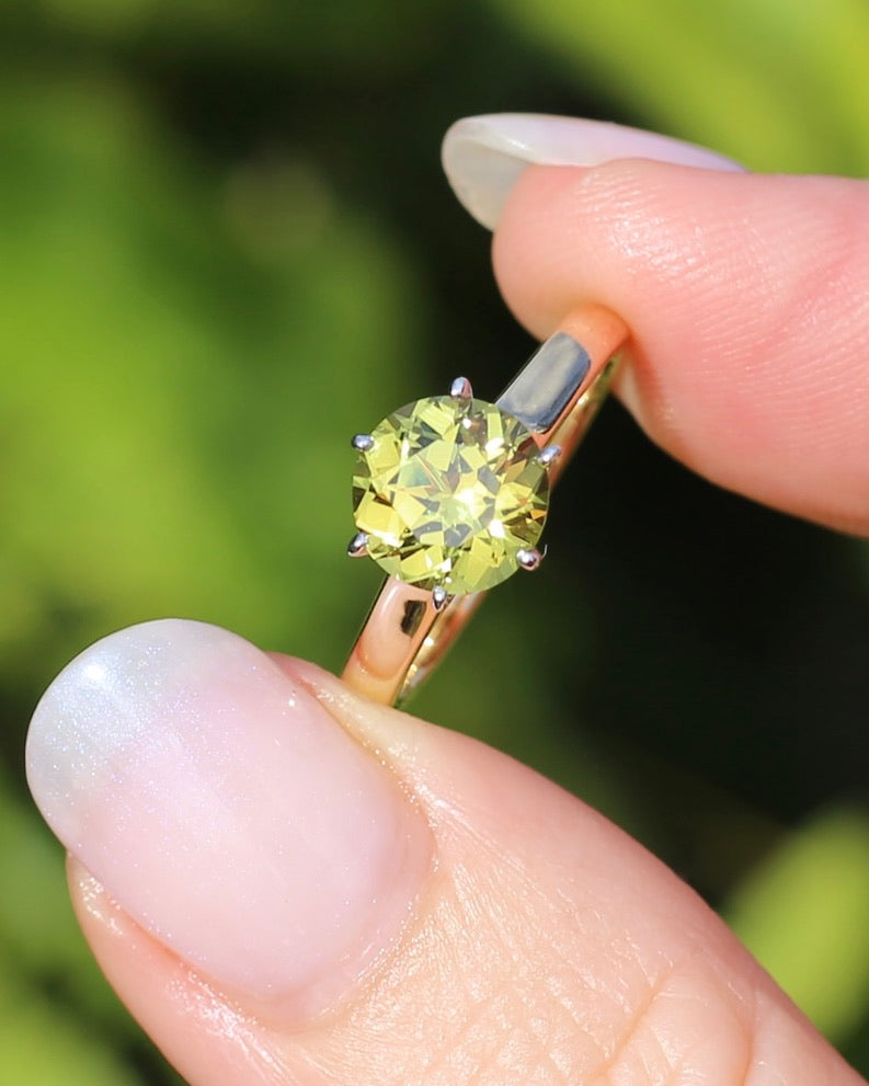 Breathtaking 2.59ct Natural Greenish Yellow Sapphire in Vintage 6 claw Mixed Metal 14ct Gold, 14ct White and Yellow Gold, size O or just over 7, 3.61g, with valuation