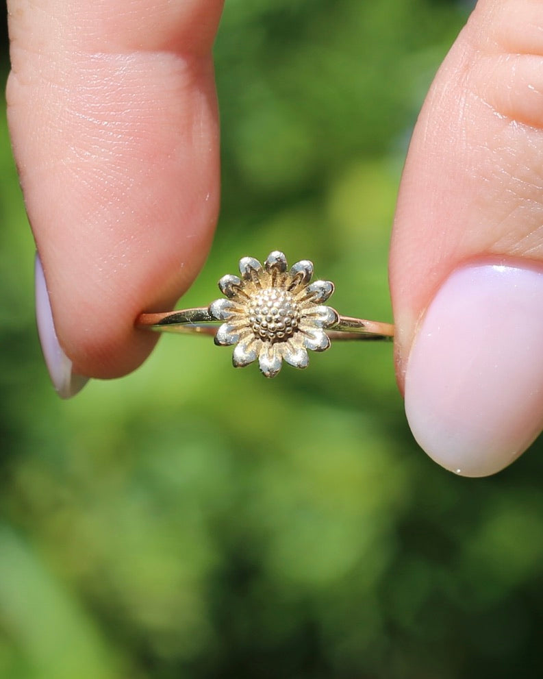 Dainty Sunflower Ring in 9ct Yellow Gold, size N1/2 or 7, 1.04g