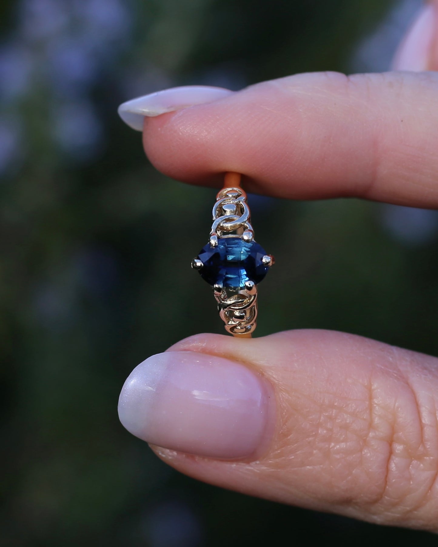 1.5ct Natural Australian Sapphire in 6 Claw Set Ring with Rope Detail Shoulders, 9ct Yellow Gold, size 8 or Q, 1.79g