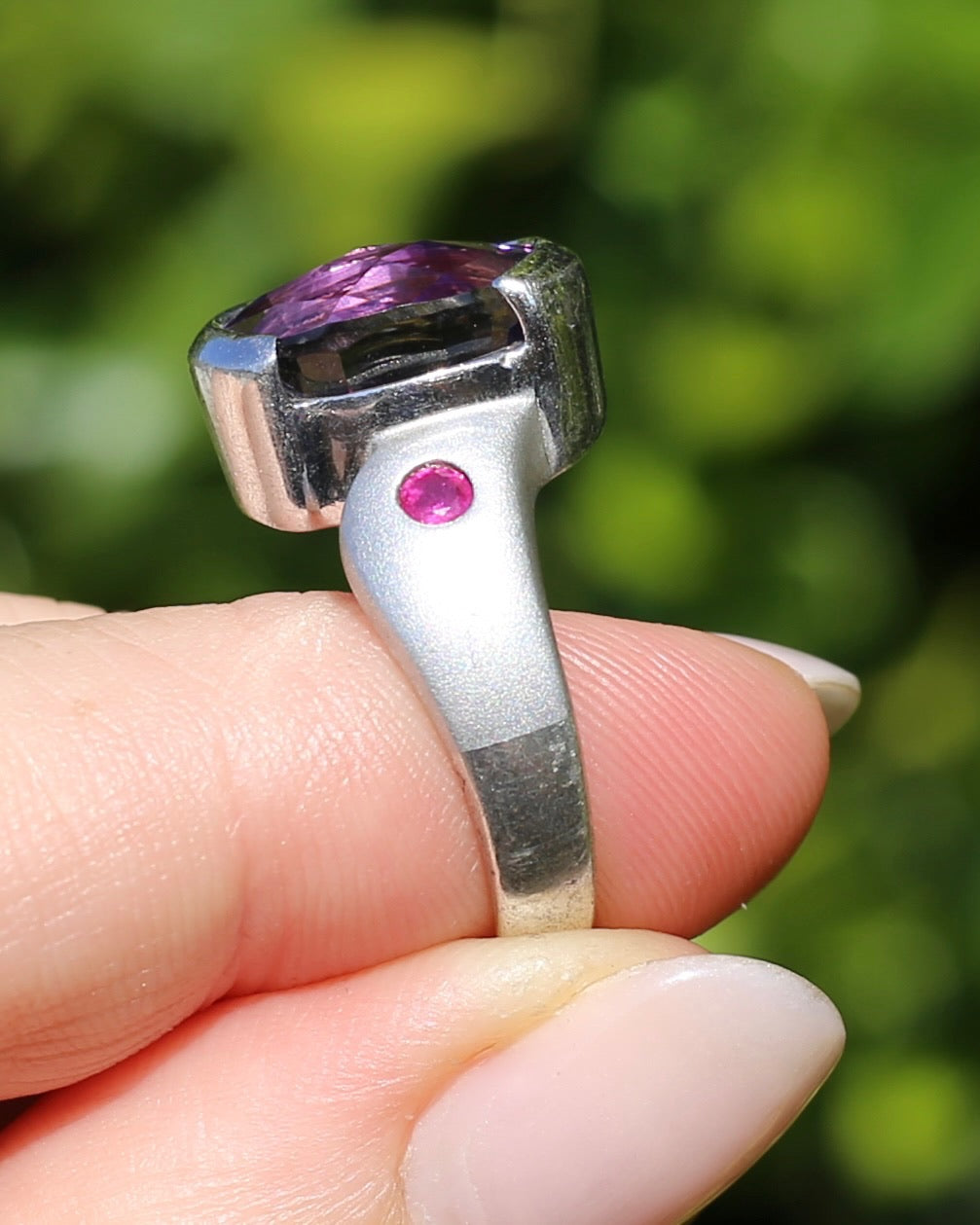Harlequin Cut Oval Amethyst and Ruby Ring with Brushed Finish and Gold Plating Detail, 9.1g, size P1/2 or 8