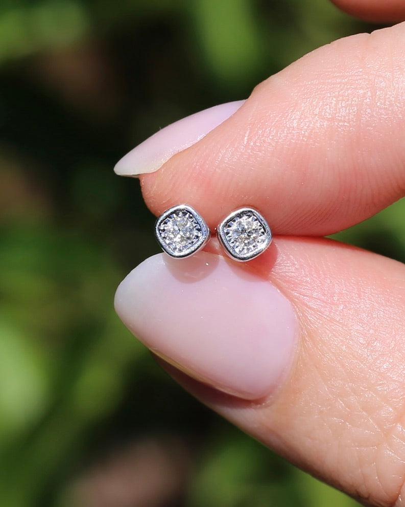 Cushion Shaped Illusion Set Round Cut Natural Diamonds, 9ct and 10ct White Gold, 1.05g