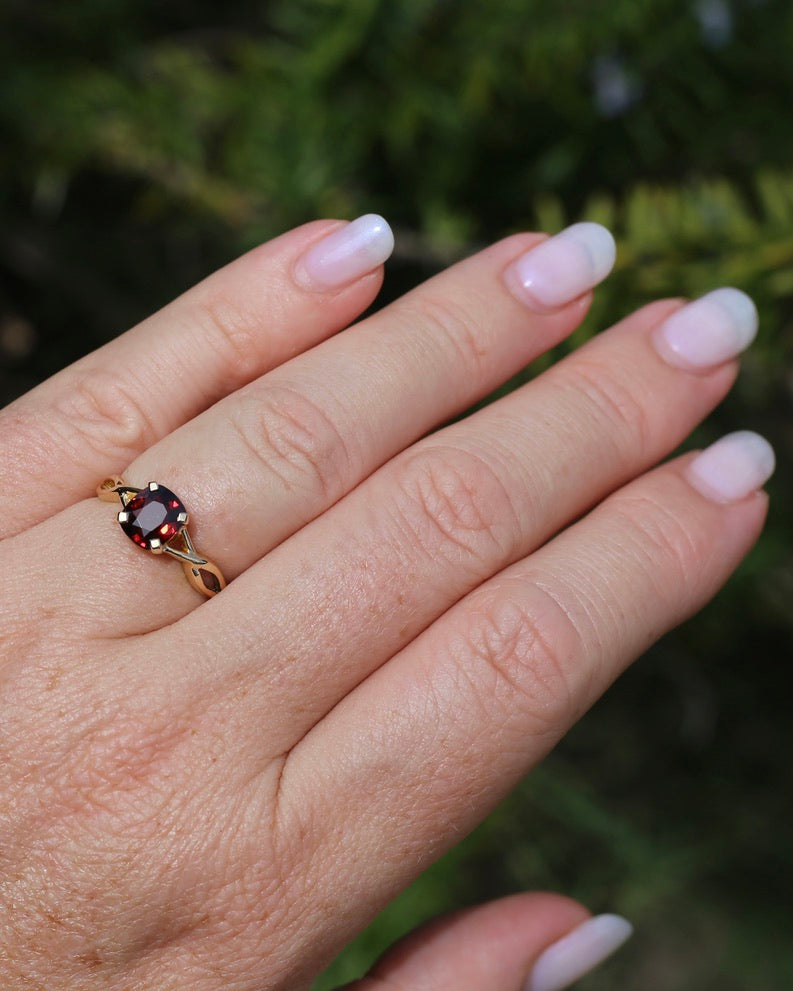 1.35ct Cushion Cut Deep Red Natural Spinel, 18ct Yellow Gold, size M1/2 or just under 6.5, 3.75g
