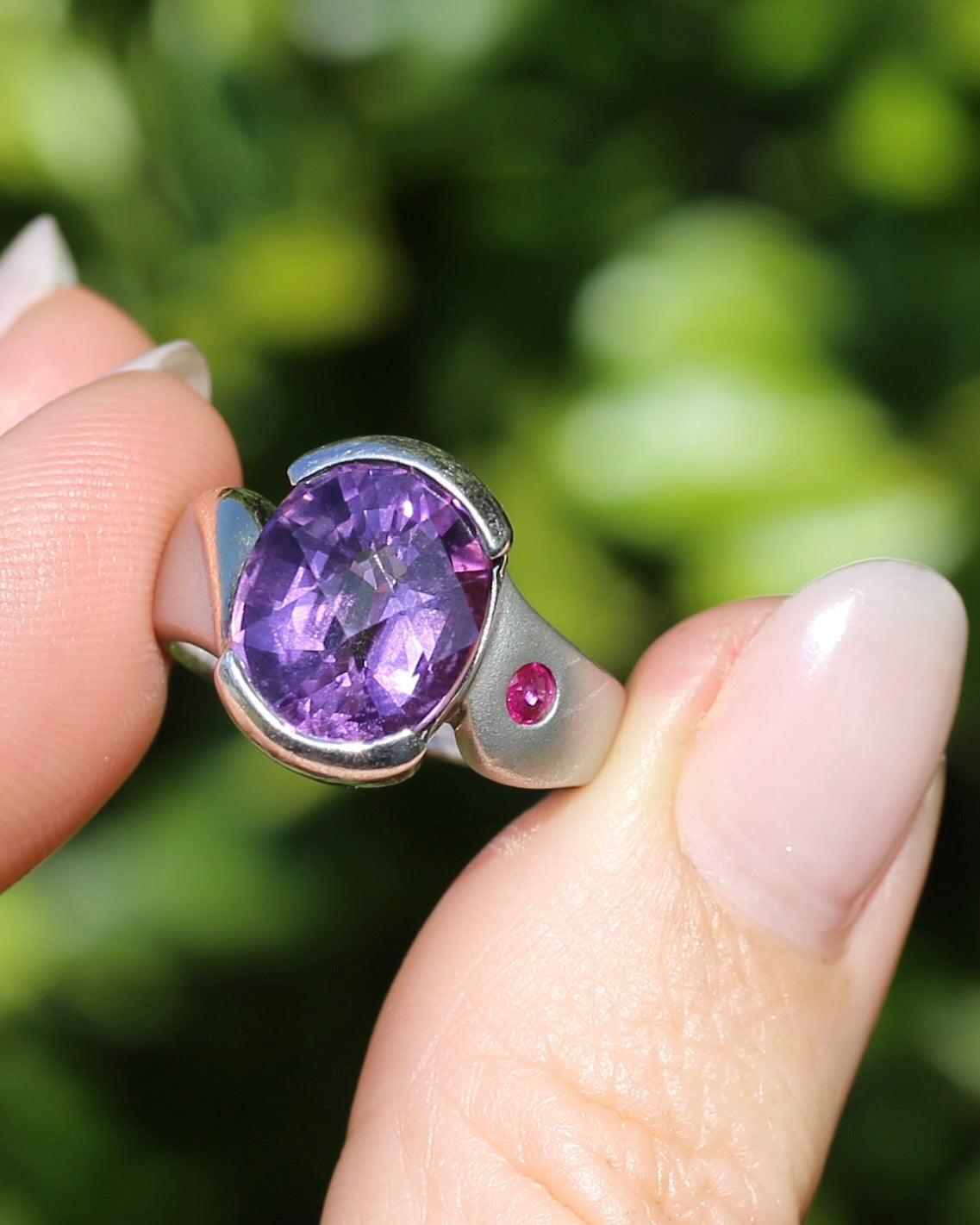 Harlequin Cut Oval Amethyst and Ruby Ring with Brushed Finish and Gold Plating Detail, 9.1g, size P1/2 or 8