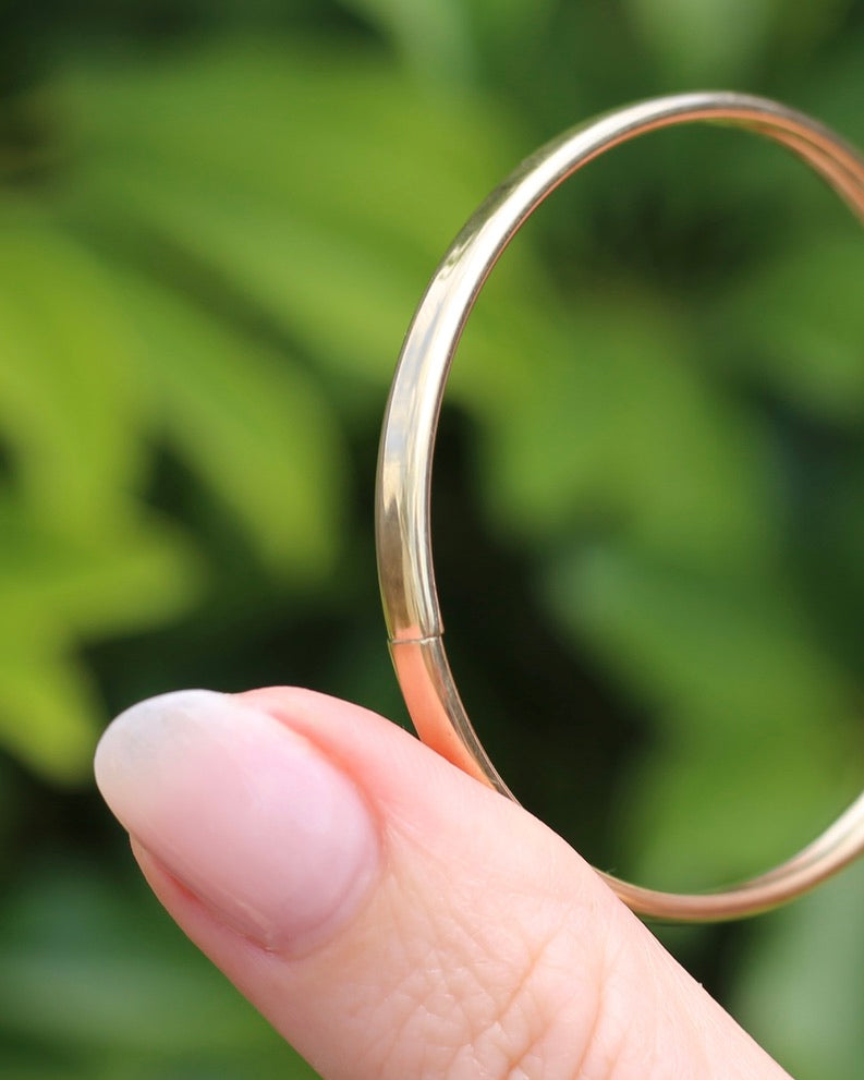 Oval 9ct Coil Bangle, British Made, 9ct Yellow Gold (the slightly rosier gold of the two), 5.38g