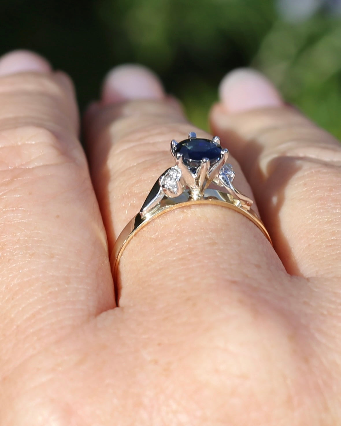 1ct Dark Blue Natural Sapphire with White Side Stones, 9ct Yellow and White Gold, size 9 or S, 2.23g