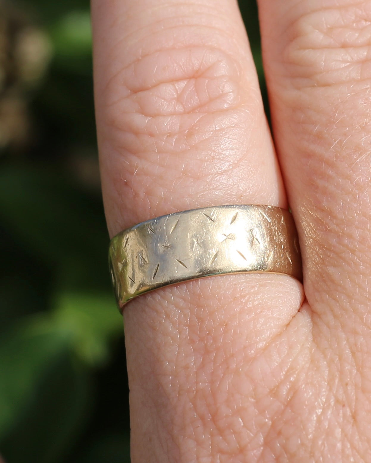 1977 London Made Wide Band with Diamond Cut Pattern, 9ct Yellow Gold, size W or 11 (fits more like a U-U1/2 due to width, 4.75g