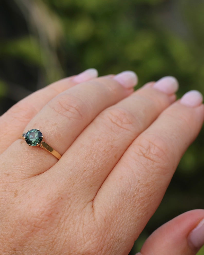 1.36ct Teal Parti Sapphire in Vintage 6 Claw 14ct Yellow Gold Ring, size O or 7.25, 1.96g, with valuation
