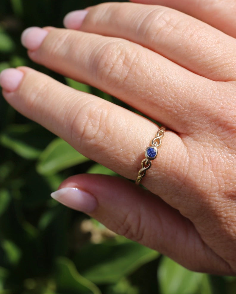 Bezel Set Bright Blue Sapphire Ring with Twisted Rope Shoulder Details, size 9.5 or just over S1/2, 1.76g