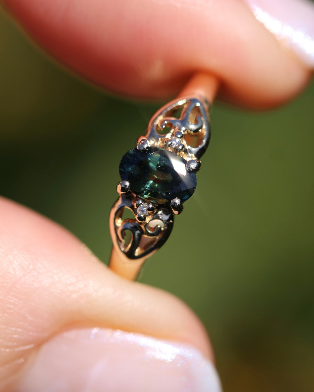 0.75ct Natural Teal Green Parti Sapphire with tiny Diamond Set Swirl Shoulders, 9ct Yellow Gold, size M1/2  or  just under 6.5, 1.44g